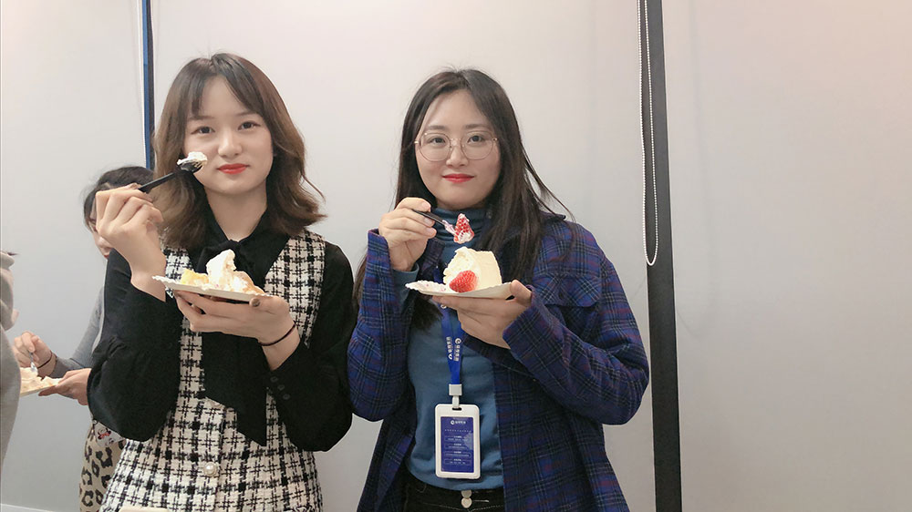 1611816534195123.jpg 吃蛋糕.jpg